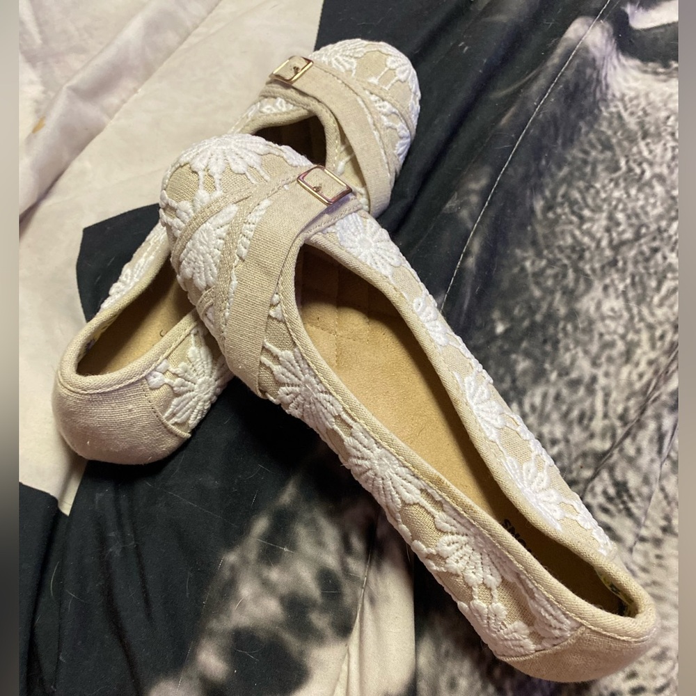 Basic Editions Beige and White Lace Flats